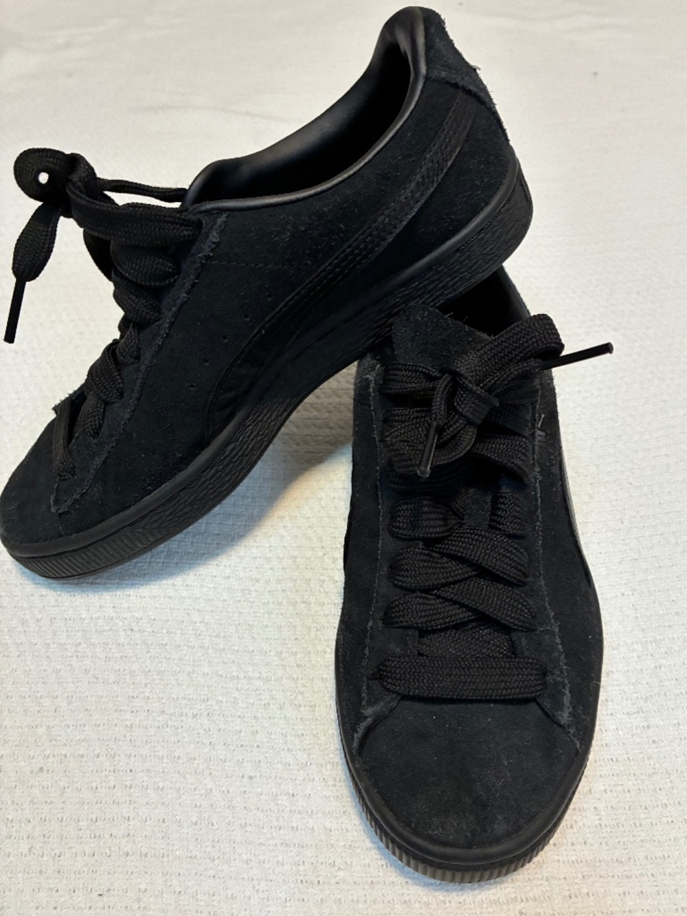 Puma Suede Classic sneakers in a triple black color. Size Juniors 4C /Womens 5.5